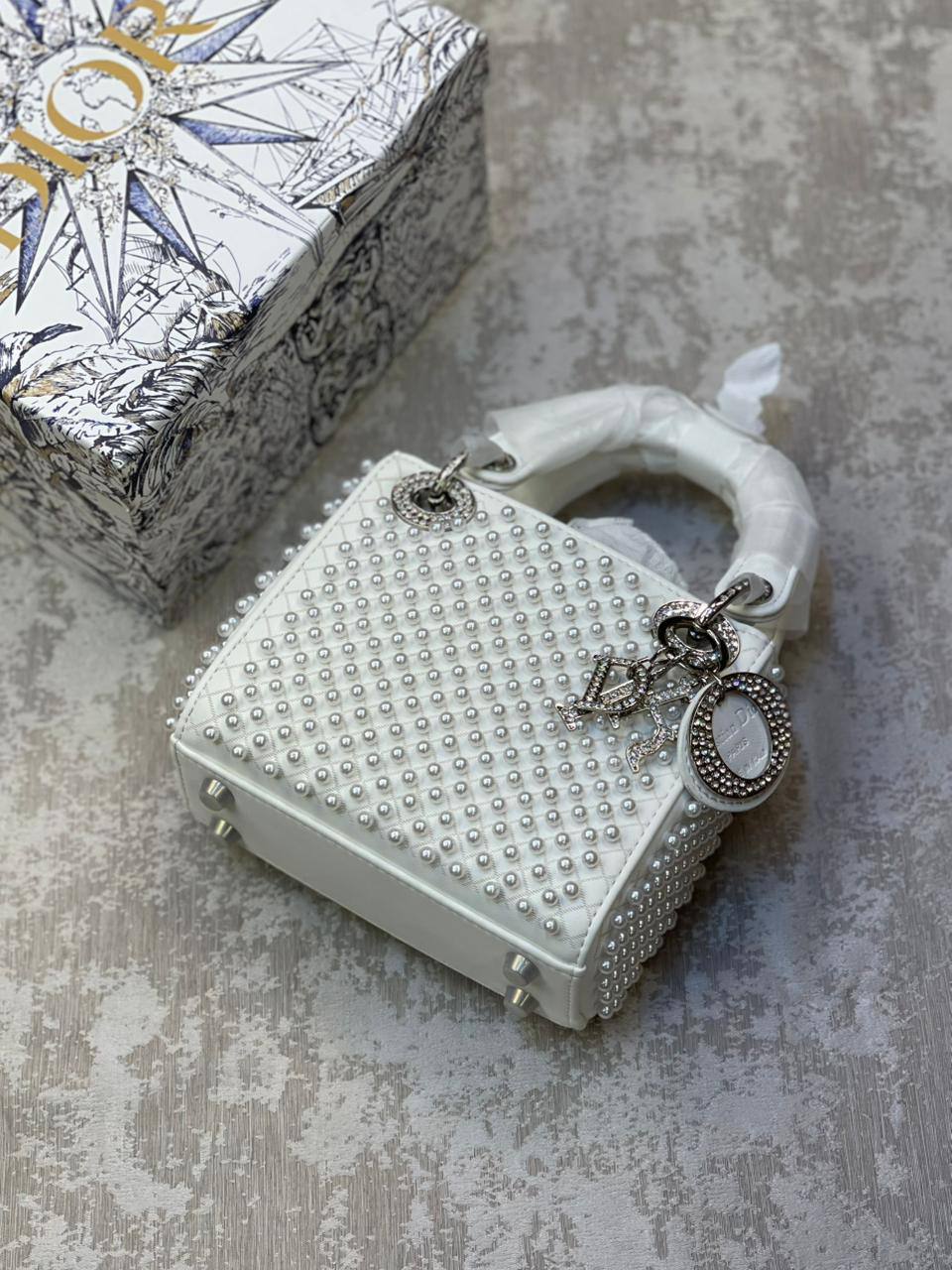 Dior
270 dhs❣️

Zain175
♥️♥️♥️
