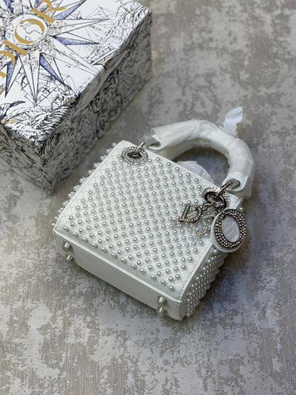 Dior
270 dhs❣️

Zain175
♥️♥️♥️