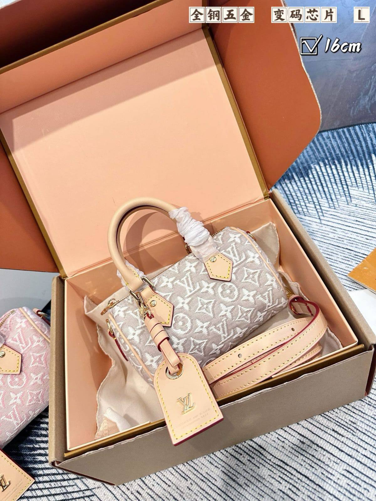 LV

16cm 
260 dhs🇦🇪🇦🇪

Zain10
♥️♥️♥️