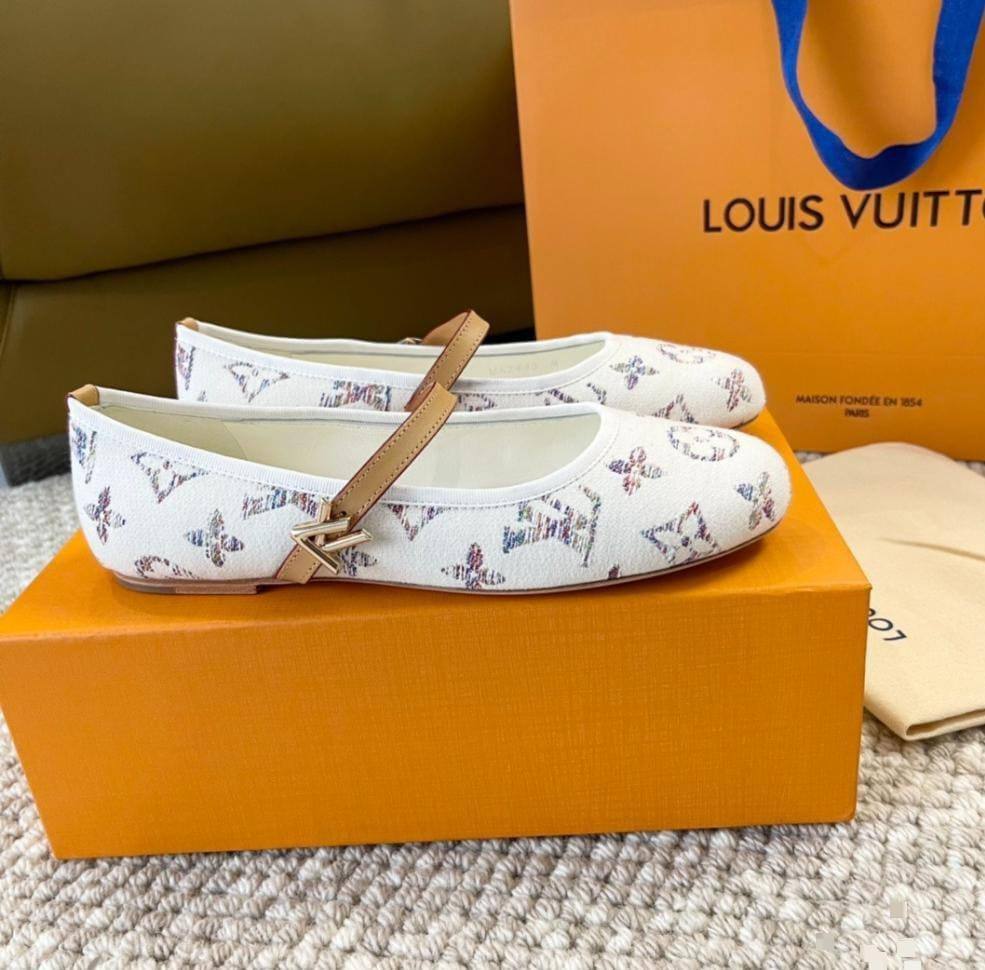 LV
260 dhs✅
*SIZE  36   TO   41*

Zain224
♥️♥️♥️