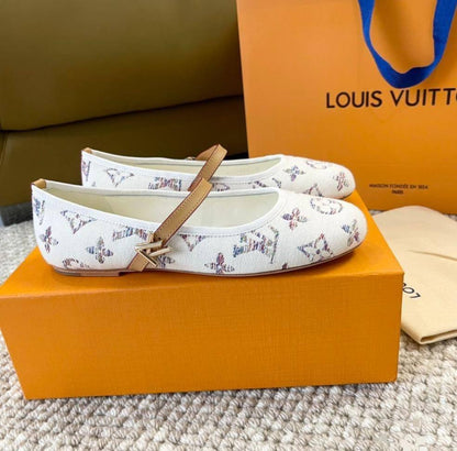 LV
260 dhs✅
*SIZE  36   TO   41*

Zain224
♥️♥️♥️