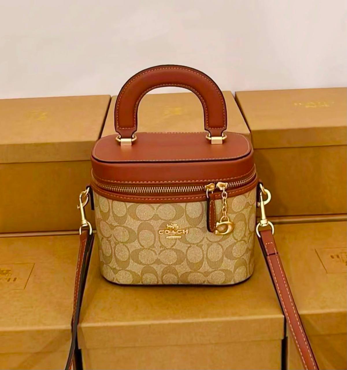 COACH  
MACK UP BOX 
HIGH QUALITY 
WITH BOX 
110 dhs💓

Zain295
♥️♥️♥️