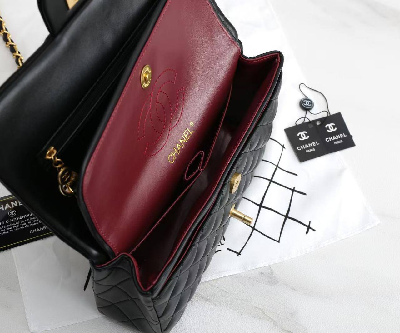 Chanel

With box 
🎁🎁🎁

115 dhs❣️

Zain136
♥️♥️♥️
