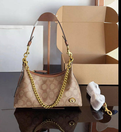 Coach
95 dhs🪙🌨️

SIZE：25cm

Good quality 

with box
🎁🎁🎁

Zain35
♥️♥️♥️