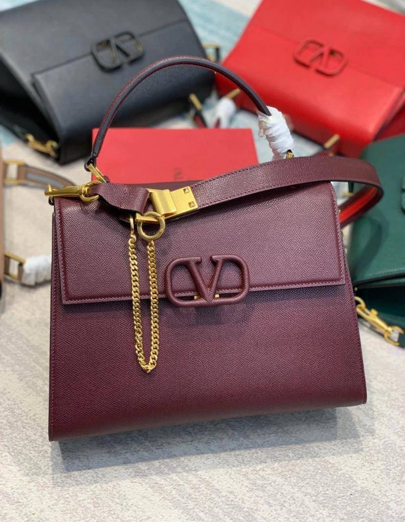 VALENTINO 
100 dhs🪙🌨️

with box
🎁🎁🎁

Zain90
♥️♥️♥️