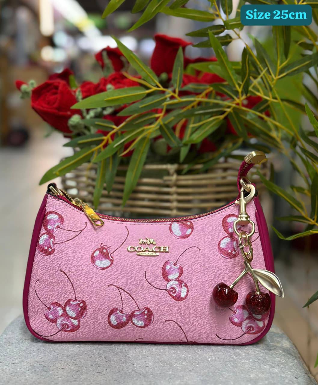Coach
Good quality 

with box 
🎁🎁🎁

95 dhs✅

Zain186
♥️♥️♥️