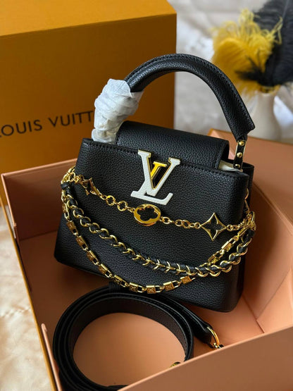 Available Again✨✨✨
LV
21cm
350 dhs🪙💕
Top quality 
With box💝

Zain167
♥️♥️♥️