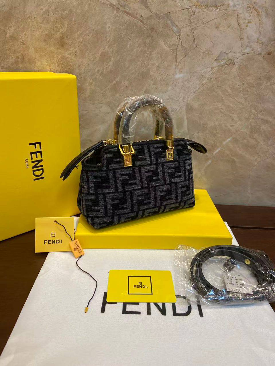 Fendi
100 dhs🌺
SIZE：18.5cm
Good-quality 

with box
🎁🎁🎁

Zain35
♥️♥️♥️
