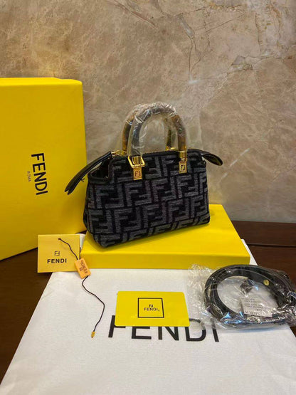 Fendi
100 dhs🌺
SIZE：18.5cm
Good-quality 

with box
🎁🎁🎁

Zain35
♥️♥️♥️