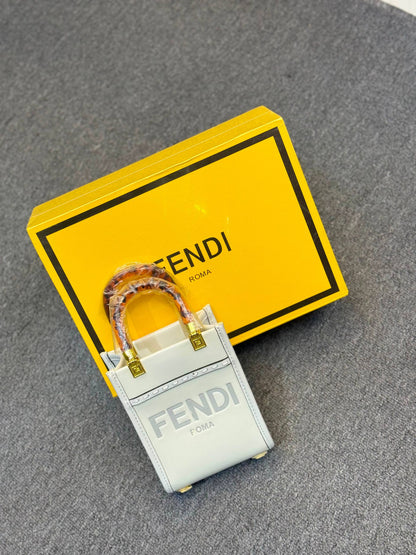 Fendi

100 dhs
With box

Zain331
♥️♥️♥️