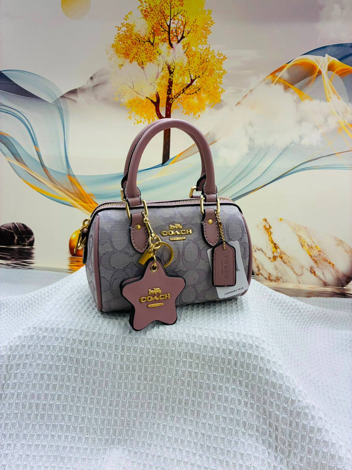 COACH

Best quality 
with box
100 dhs🇦🇪🇦🇪

size 18CM

Zain290
♥️♥️♥️