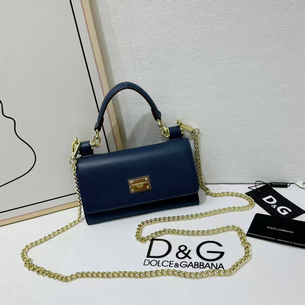 D&G
Best quality with box’s 
95 dhs✅
size 19CM

Zain290
♥️♥️♥️