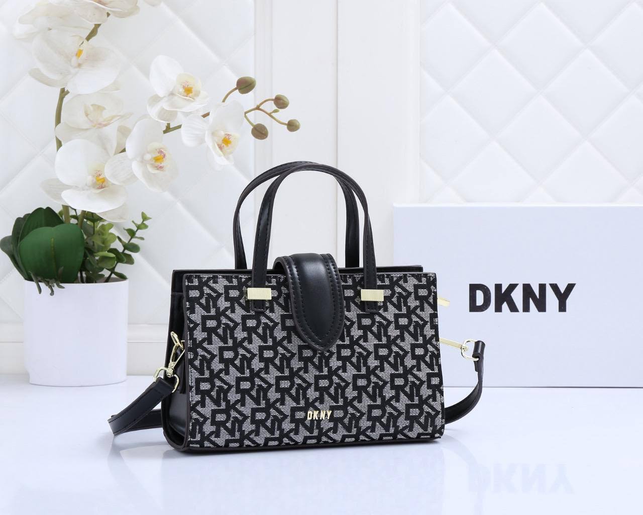 Dkny
Good quality 
Size 23*cm
100 dhs🇦🇪🇦🇪
With box 📦🔥🔥

Zain70
♥️♥️♥️