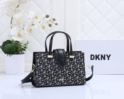Dkny
Good quality 
Size 23*cm
100 dhs🇦🇪🇦🇪
With box 📦🔥🔥

Zain70
♥️♥️♥️