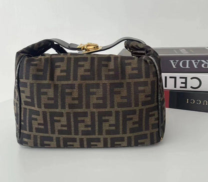 Fendi
90 dhs❣️
SIZE：22cm

Good-quality 

with box🎁🎁🎁

Zain35
♥️♥️♥️