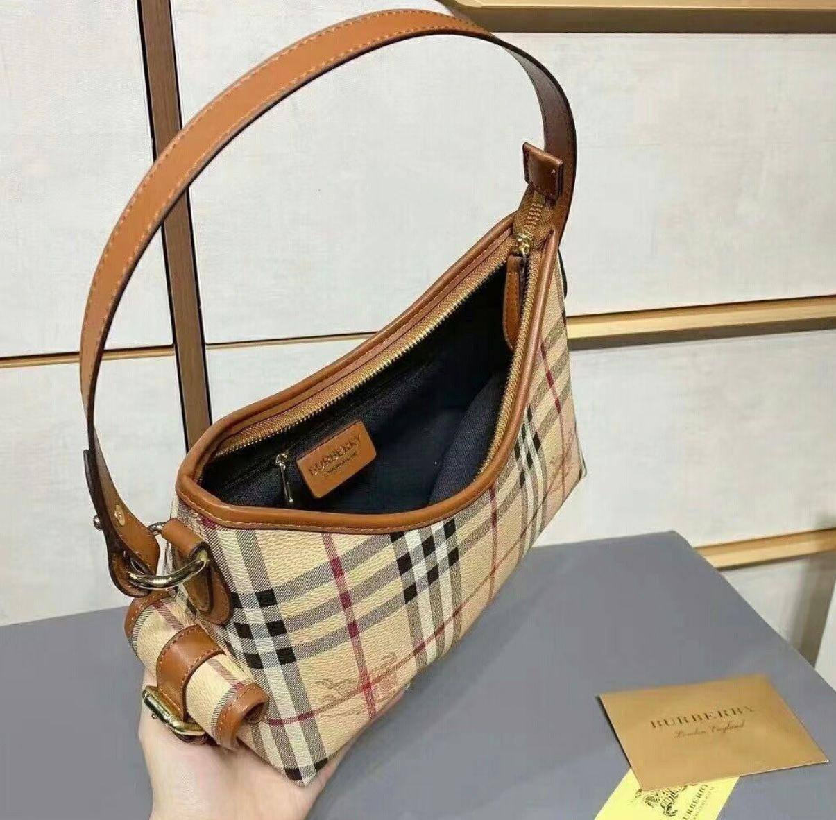 BURBERRY
 GOOD QUALITY 
WITH BOX 
🎁🎁🎁

85 dhs✅

Zain39
♥️♥️♥️