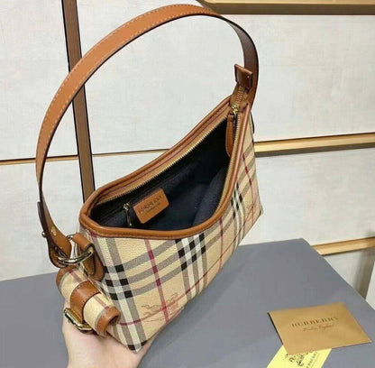 BURBERRY
 GOOD QUALITY 
WITH BOX 
🎁🎁🎁

85 dhs✅

Zain39
♥️♥️♥️