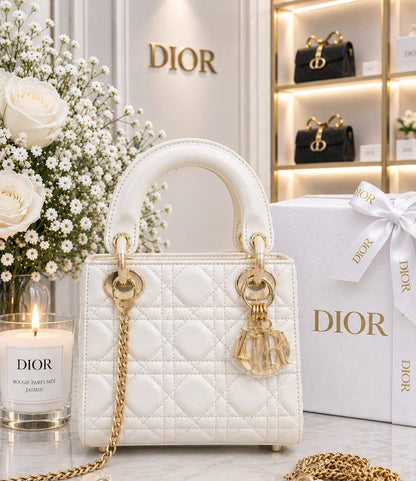 Dior Bag 

17Cm 
With Box
280 dhs🇦🇪🇦🇪

Zain131
♥️♥️♥️