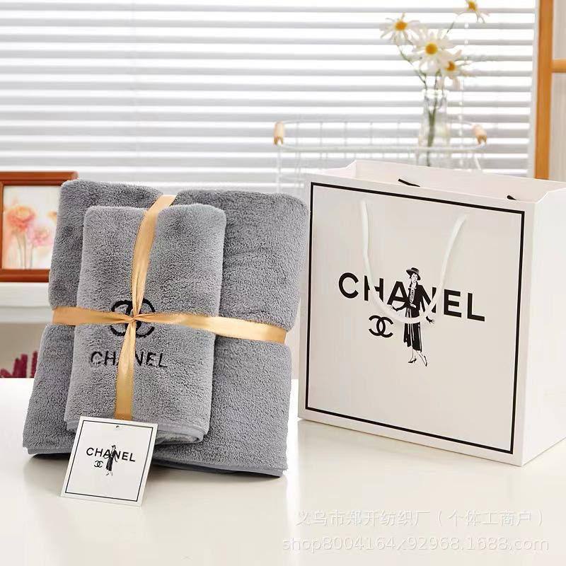 Towel one set
 with paper bag 
45 dhs💓

Zain295
♥️♥️♥️