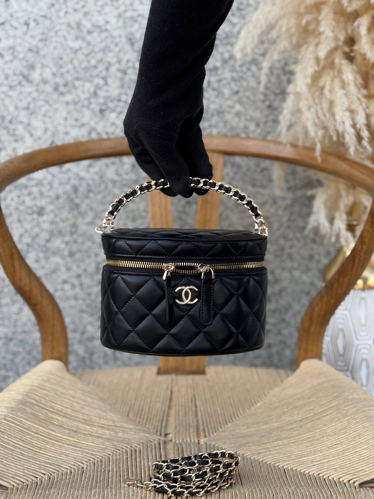 CHANEL
 18cm
290 dhs❣️
Top quality 
With box🎁

Zain167
♥️♥️♥️