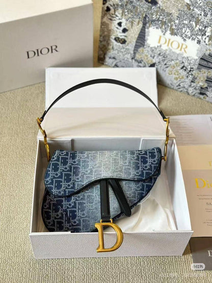 Dior Saddle🙋🏻‍♀️
Master
25cm🫶🏼🫶🏼
320 dhs✅🥰

Zain297
♥️♥️♥️