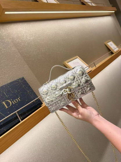 Dior
125 dhs✅
with box

Zain143
🌺🌺🌺