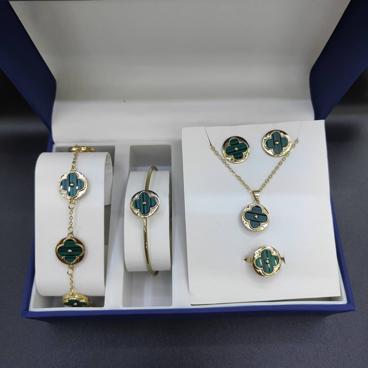 VCA set 
With box 
🎁🎁🎁

60 dhs✅

Zain25
♥️♥️♥️