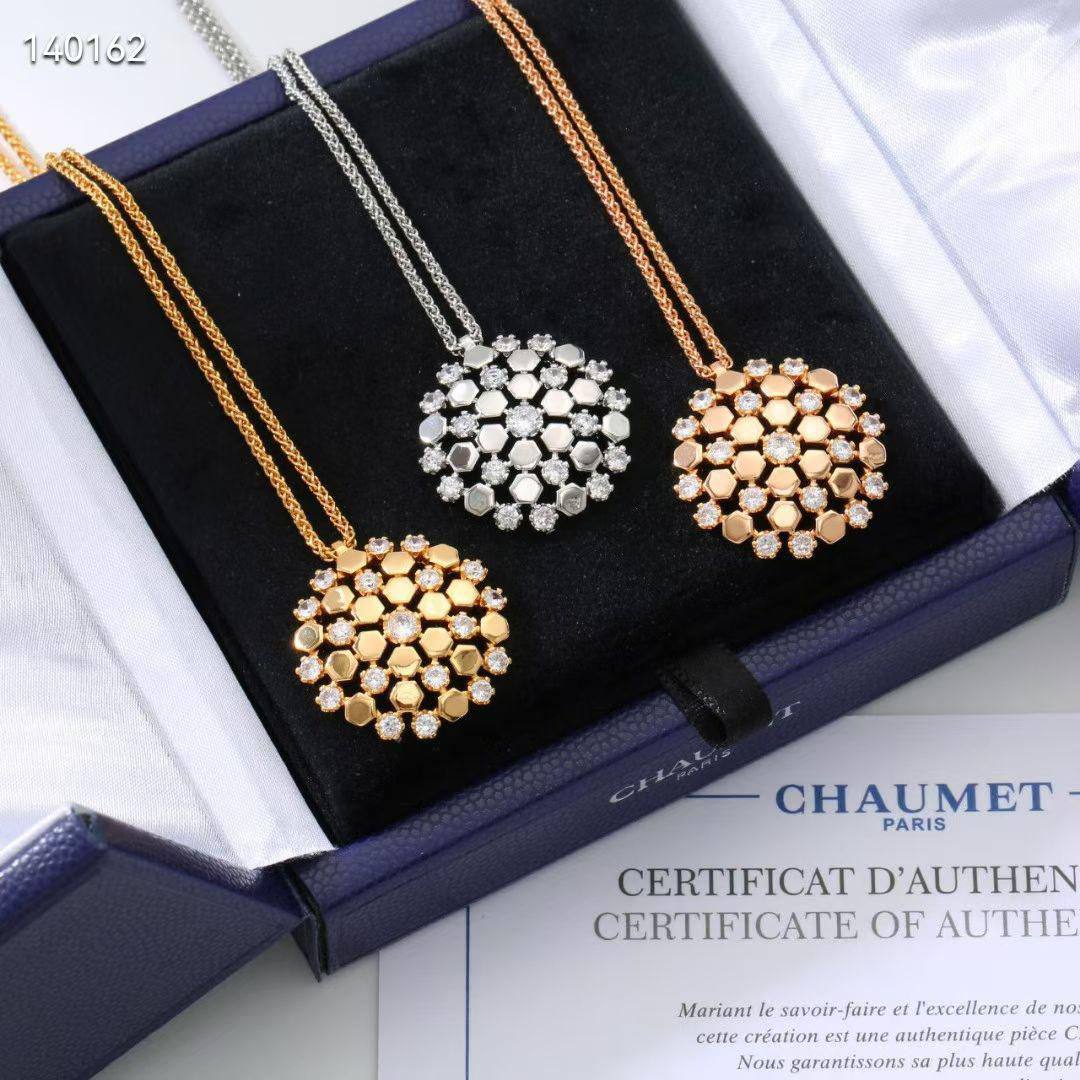 CHAUMET SET 🔥*
Necklace ❤️‍🔥
Earring 🍁
Bangle 🦋
With black boxes 🗃️ 
200 dhs🪙🌨️
With master box 📦 
270 dhs🪙🌨️

Zain216
♥️♥️♥️