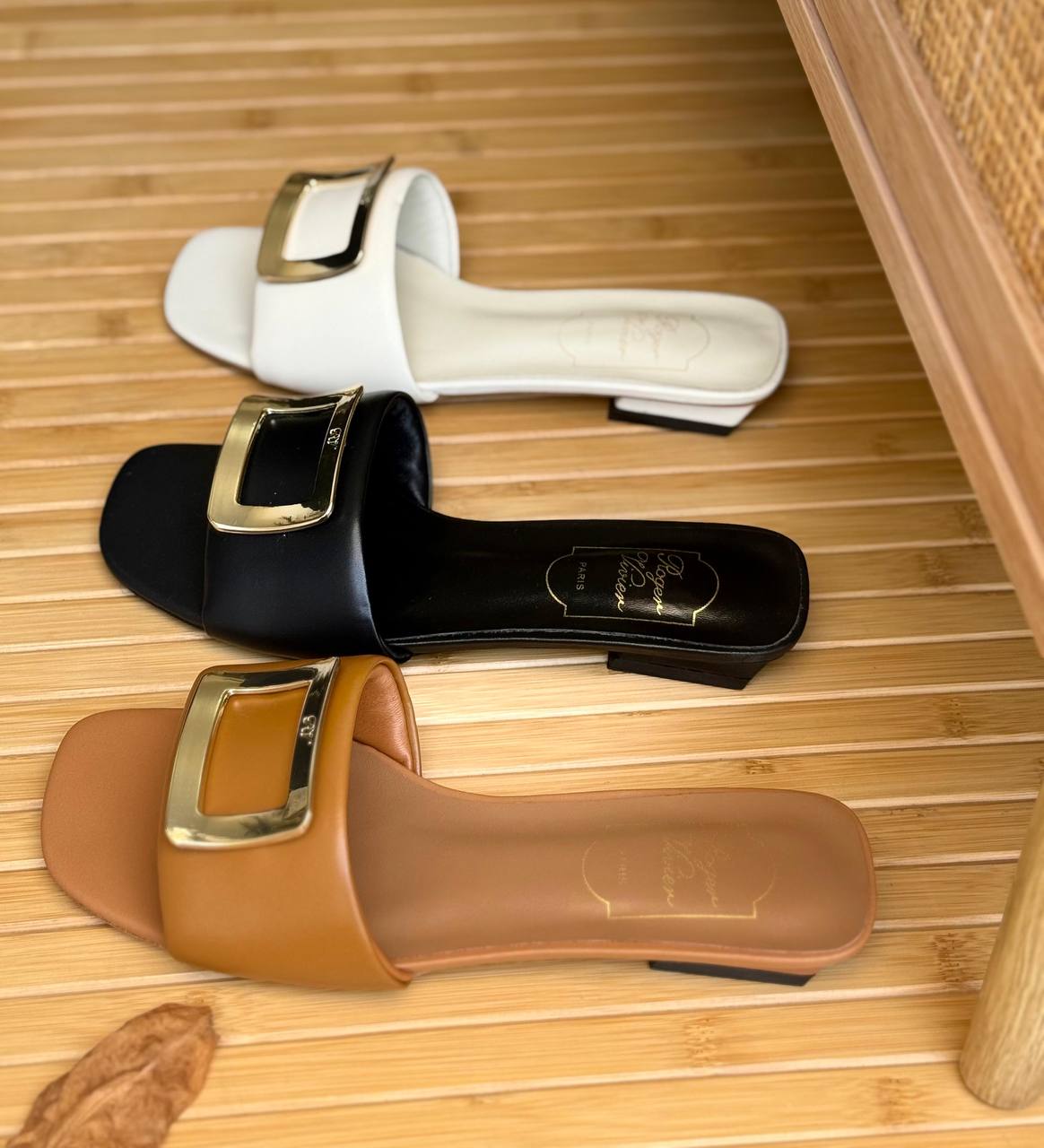 Roger Vivier
AAA Quality
𝗦𝗶𝘇𝗲 𝟯𝟲 𝘁𝗼 𝟰𝟭 
400 dhs💓

Zain303
♥️♥️♥️