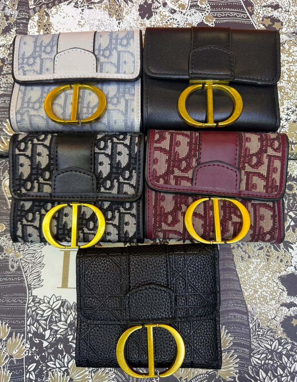 Dior Wallet
With box 
20 dhs✅

Zain93
♥️♥️♥️