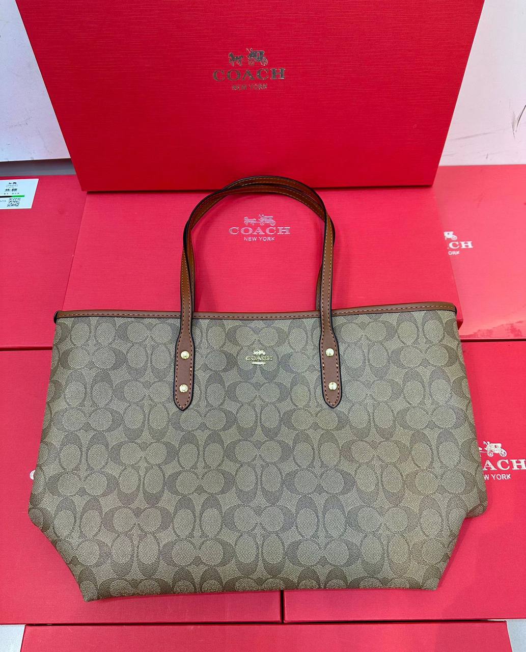 Coach 
With Box 
🎁🎁🎁

Without pouch
 90 dhs🪙💚

Zain250
♥️♥️♥️