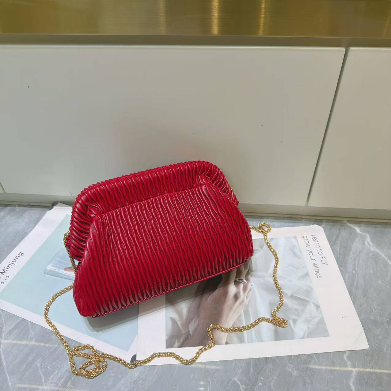 Ladies clutch bag 
90 dhs💓
size 26 cm

Zain161
♥️♥️♥️