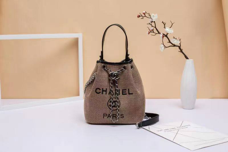 New arrived 
Chanel 
110 dhs🌺
Size 22 cm 

Zain161
♥️♥️♥️