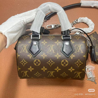 LV

Good quality 💯

Size 16cm
95 dhs🇦🇪🇦🇪

With box 📦🔥

Zain70
♥️♥️♥️