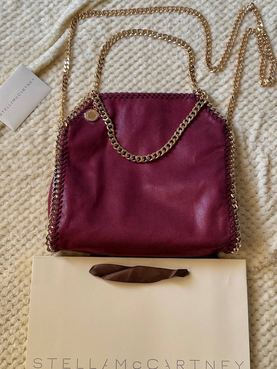 STELLA McCARTNEY
25cm
350 dhs🪙🌨️
Top quality

Zain167
♥️♥️♥️
