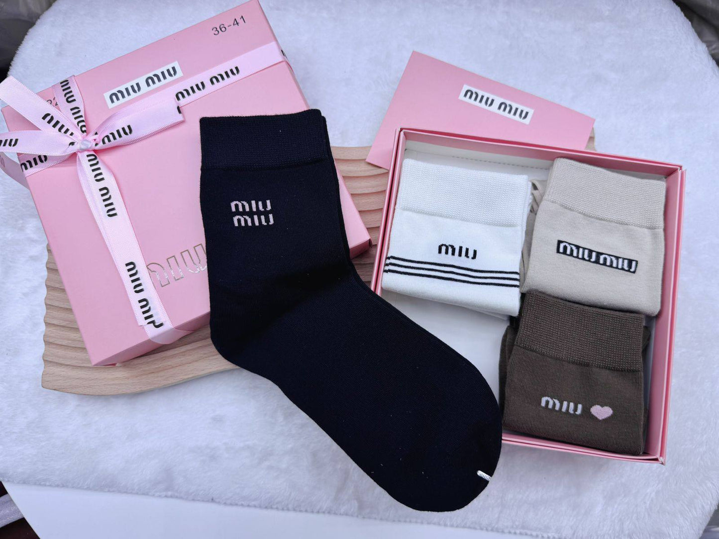 socks  

With box 
🎁🎁🎁

size:36-41  
55 dhs💓

Zain114
♥️♥️♥️