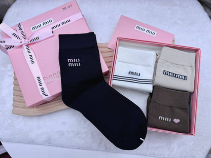socks  

With box 
🎁🎁🎁

size:36-41  
55 dhs💓

Zain114
♥️♥️♥️