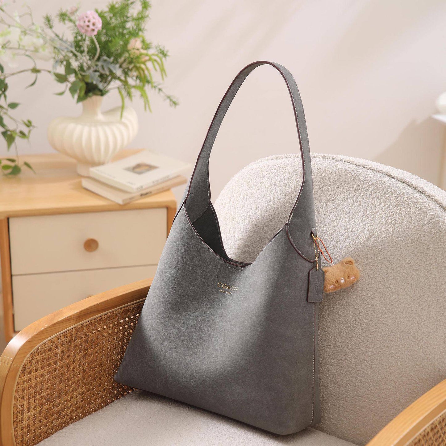 COACH 

Size：34cm
Size: 28cm 

With box
🎁🎁🎁

90 dhs❣️

Zain56
♥️♥️♥️