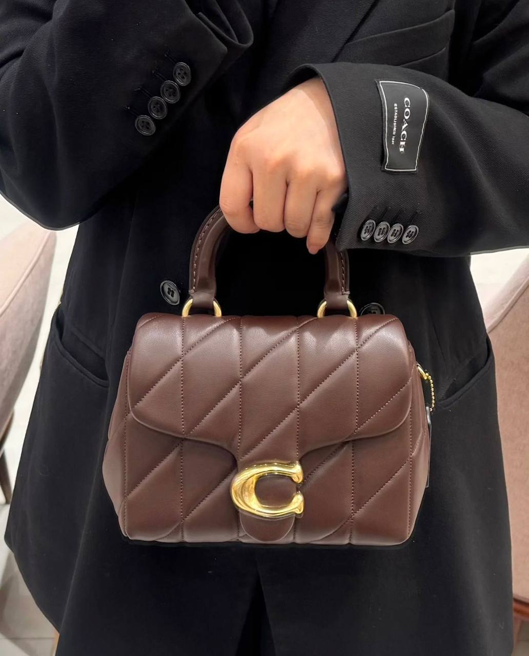New model,
coach good quality, 
comes with box, 
🎁🎁🎁

size...20 * 16 cm 
95 dhs🪙🌨️

Zain12
♥️♥️♥️