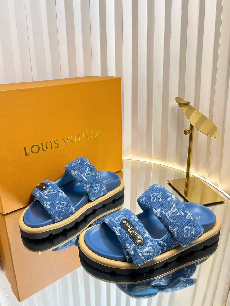 LV SLIPPER 
GOOD QUALITY 
110 dhs🪙🌨️
Size 36 TO 41

Zain40
♥️♥️♥️