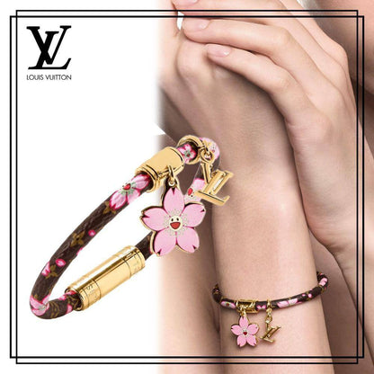 LV ❤️‍🔥*
Bracelet ✨
Master quality 💯
With normal boxes 📦 
And paper bag 🛍️
55 dhs✅
With master box 🗃️ 
65 dhs✅

Zain216
♥️♥️♥️