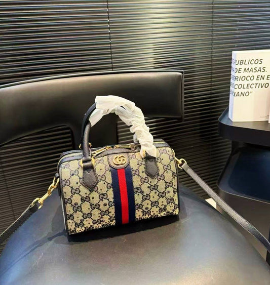 GUCCI 

COPY ONE NEW CAME 

WITH BOX 
🎁🎁🎁

205 dhs❣️

Zain39
♥️♥️♥️