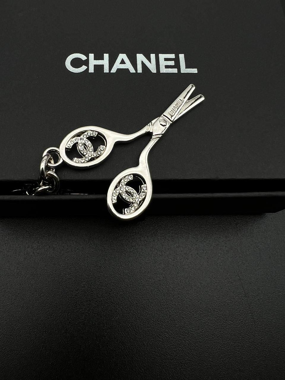 KEYCHAINS
CHANEL & LV 
60 dhs🪙🖤
With MASTER BOX 📦

Zain263
♥️♥️♥️