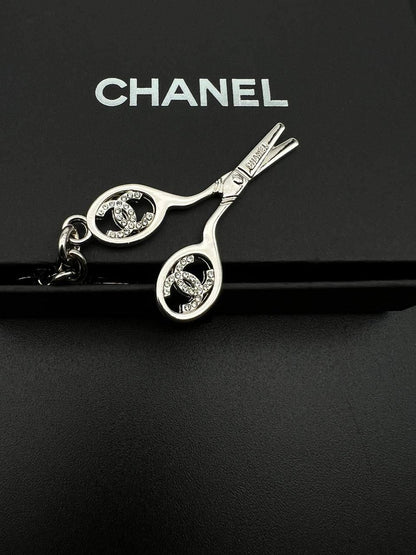 KEYCHAINS
CHANEL & LV 
60 dhs🪙🖤
With MASTER BOX 📦

Zain263
♥️♥️♥️