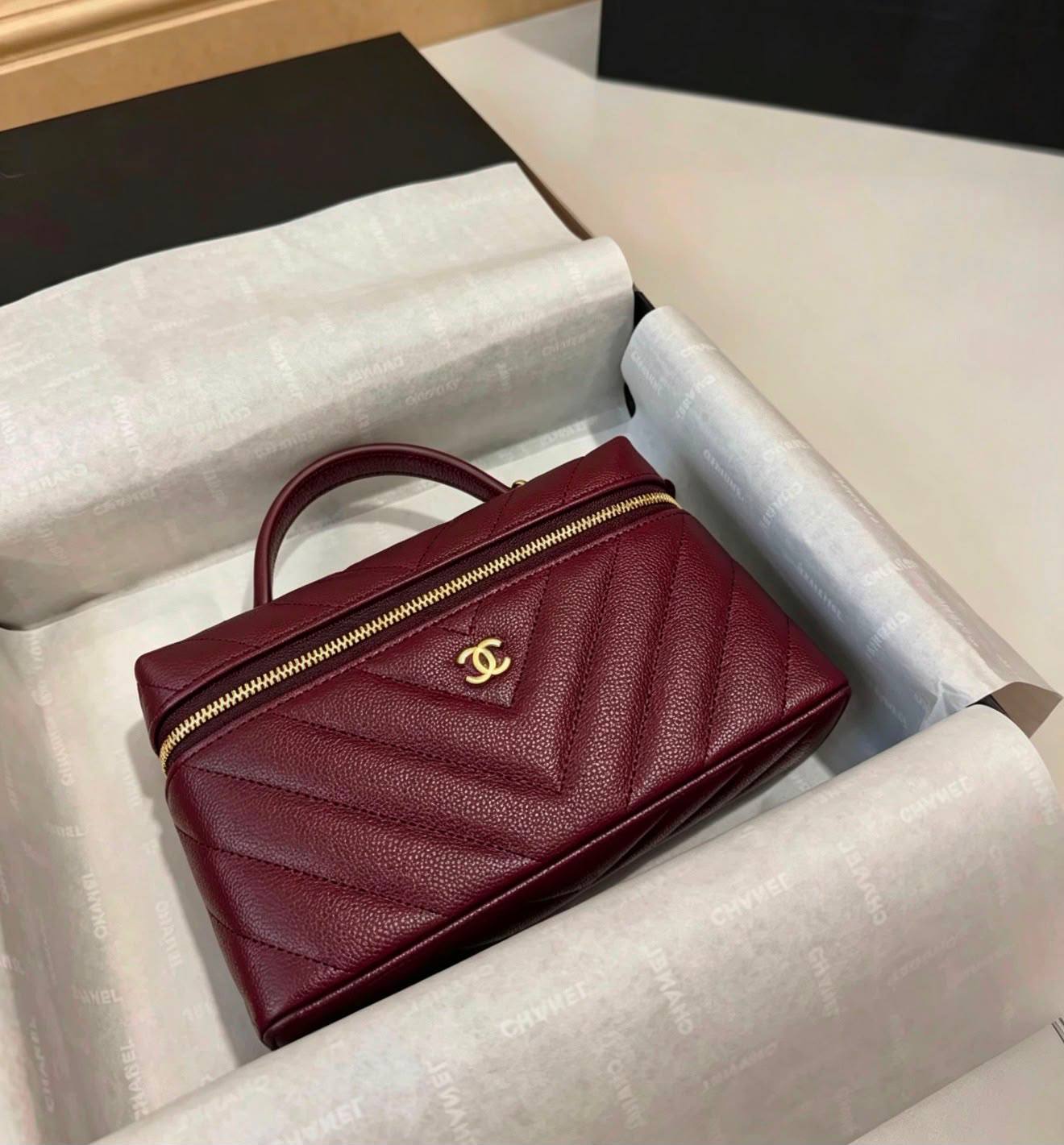 Chanel
100 dhs✅
Size：19cm
Good-quality with box

Zain35
♥️♥️♥️