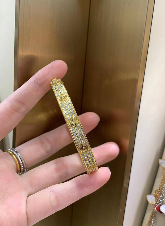 Cartier Bangle ❤️‍🔥*
Master quality 💯
Size available 👇
16,17,18,19
With normal boxes 📦 
75 dhs❣️
With master box 🗃️ 
125 dhs❣️

Zain216
♥️♥️♥️
