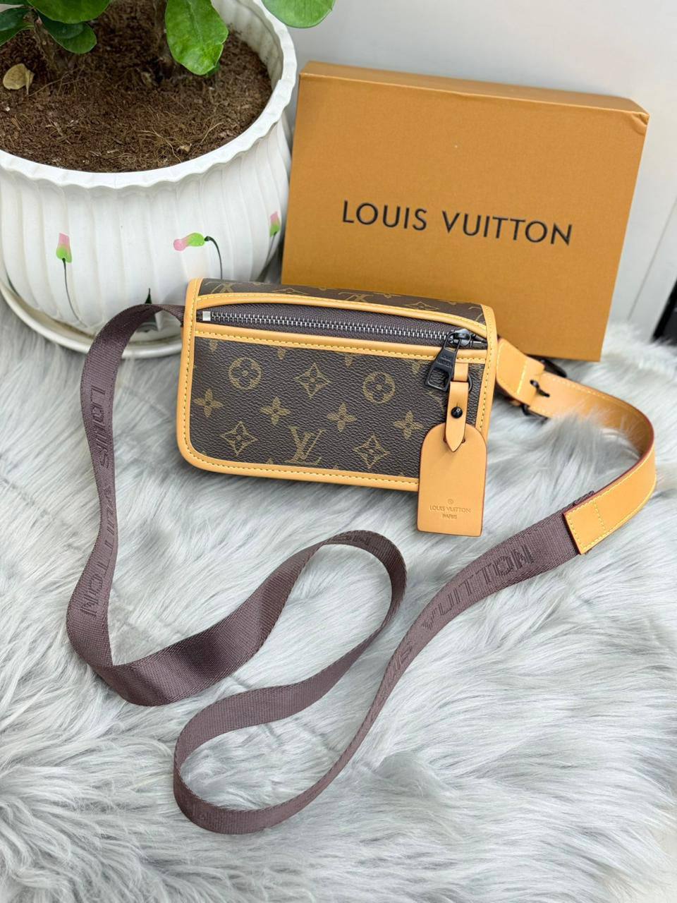 LV
SIZE  ………17CM 🥰
85 dhs❣️

with BOX🌷
🎁🎁🎁

Zain51
♥️♥️♥️