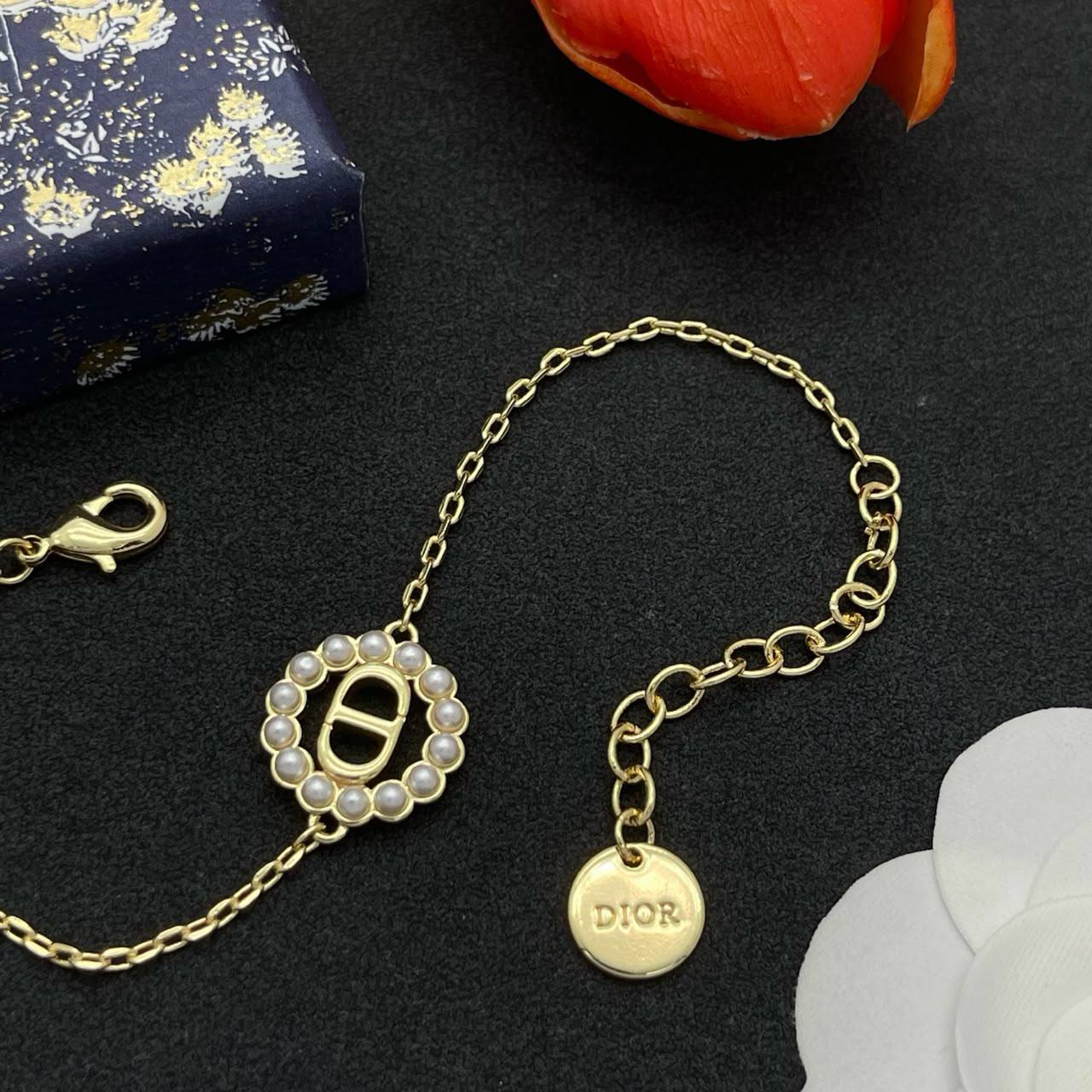 *Dior ❤️‍🔥*
Necklace 🦋
Earring💥
Bracelet 🐦‍🔥
Master quality 💯

With normal boxes 🗃️ 
150DHS🇦🇪🇦🇪
With master box 📦 
160 DHS🇦🇪🇦🇪🇦🇪

Zain216
♥️♥️♥️
