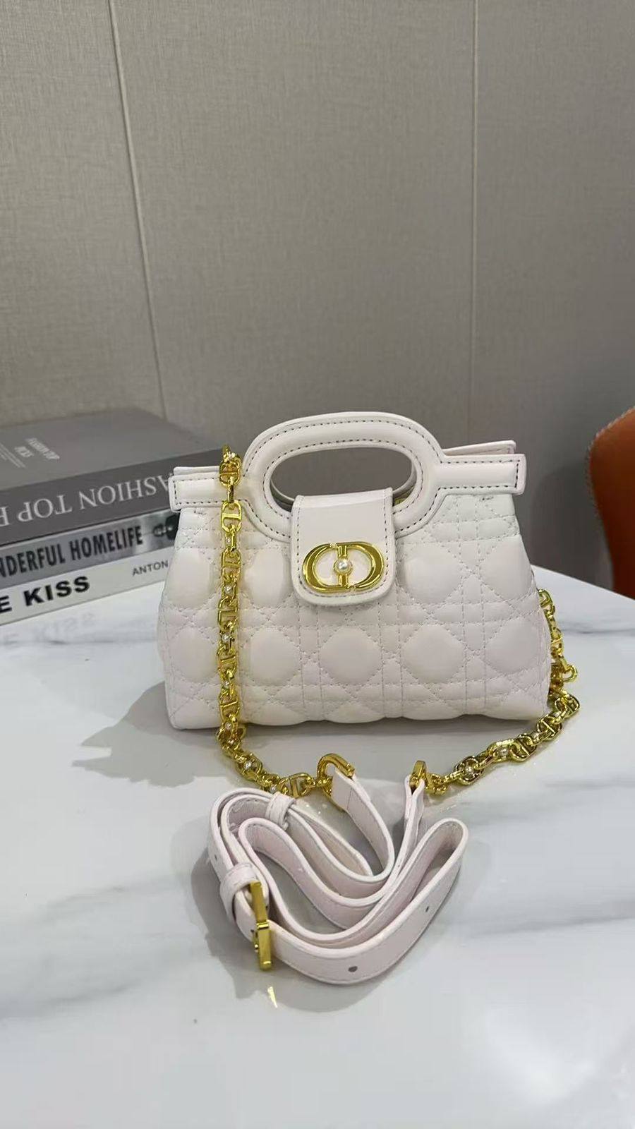 Dior
110 dhs🗽

with box 
🎁🎁🎁

20/14/8

Zain07
♥️♥️♥️