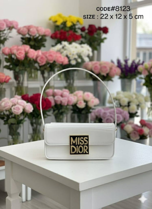 CHRISTIAN MISS DIOR
ɢʟᴏssʏ ᴍᴀᴛᴇʀɪᴀʟ
ɢᴏʟᴅ ʜᴀʀᴅᴡᴀʀᴇ
sʜᴏᴜʟᴅᴇʀ ʙᴀɢ
ᴡɪᴛʜ ʟᴏɴɢ ʙᴇʟᴛ sᴛʀᴀᴘ
sɪᴢᴇ : 22 cm
ᴡɪᴛʜ BOX
🎁🎁🎁

65 dhs🪙💚

Zain31
♥️♥️♥️